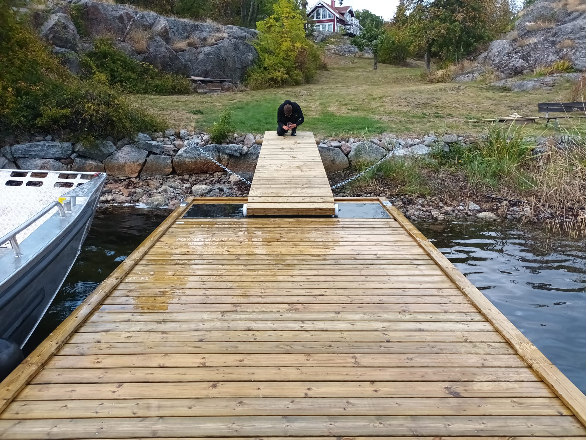 Flytbrygga på pontoner i stockholms skärgård